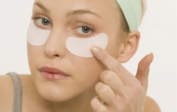 Use parches para rejuvenecer la piel alrededor de los ojos. 