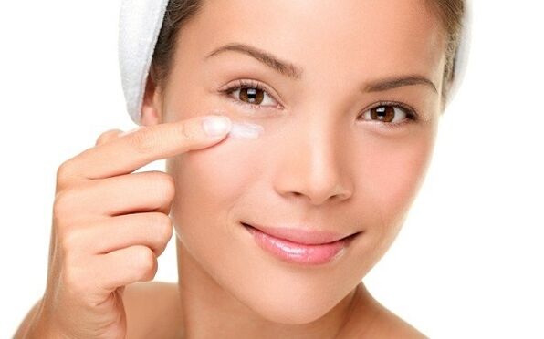 Aplicar crema para rejuvenecer la piel del contorno de ojos. 
