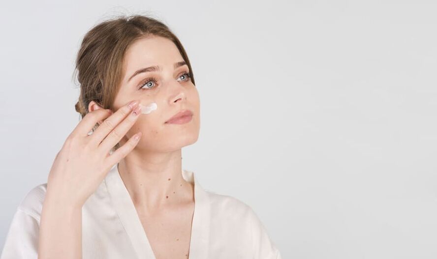 Procedimiento para aplicar crema en la piel del rostro. 