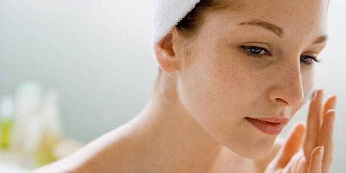 Usa aceites esenciales regularmente para hidratar la piel de tu rostro. 